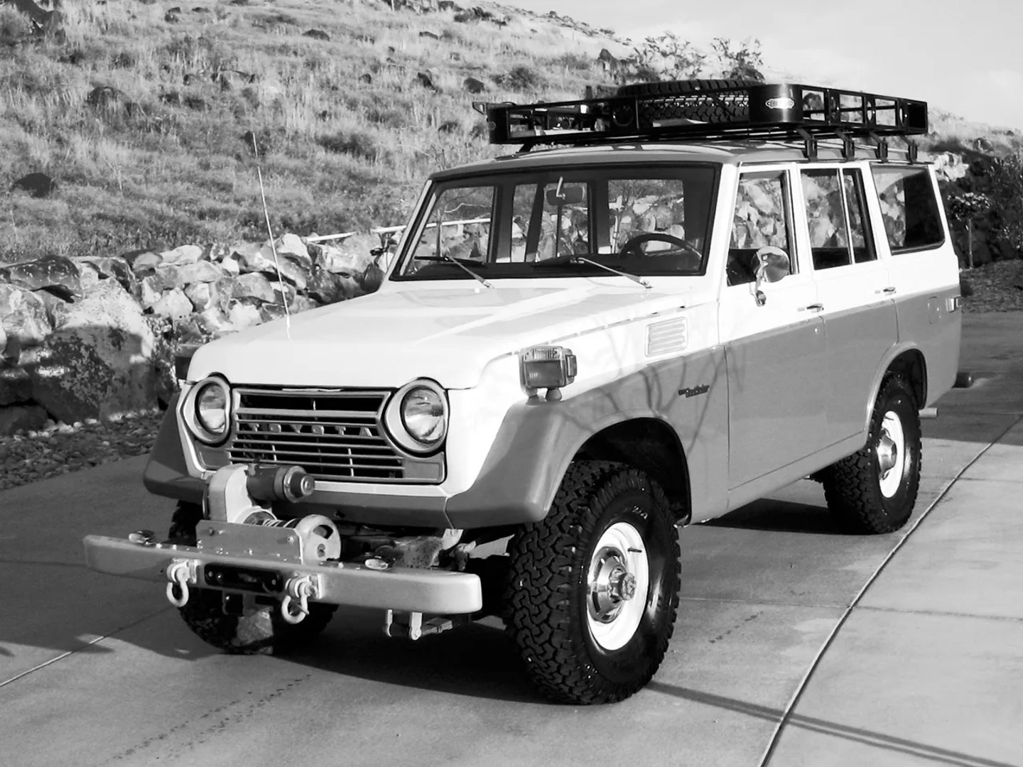 Toyota_LC_6_generation__SUV_5-doors__8.jpg