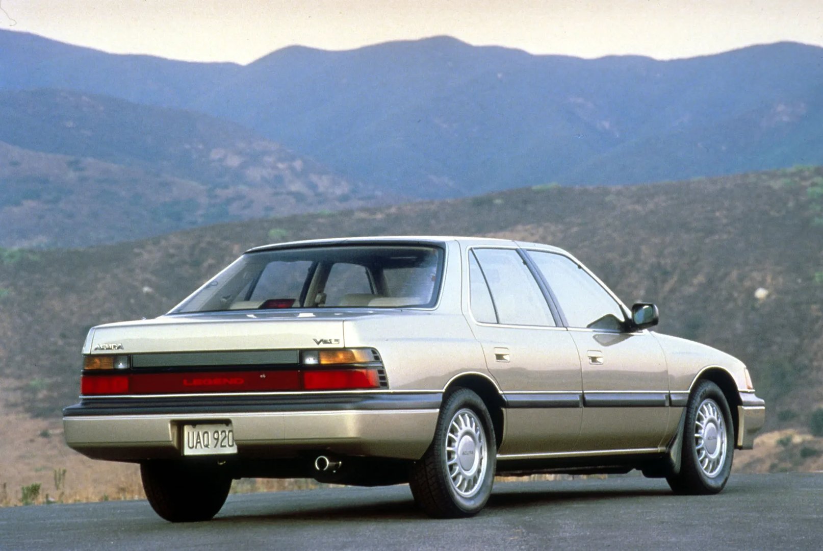 Acura_Legend_1_generation__Sedan__2.jpg