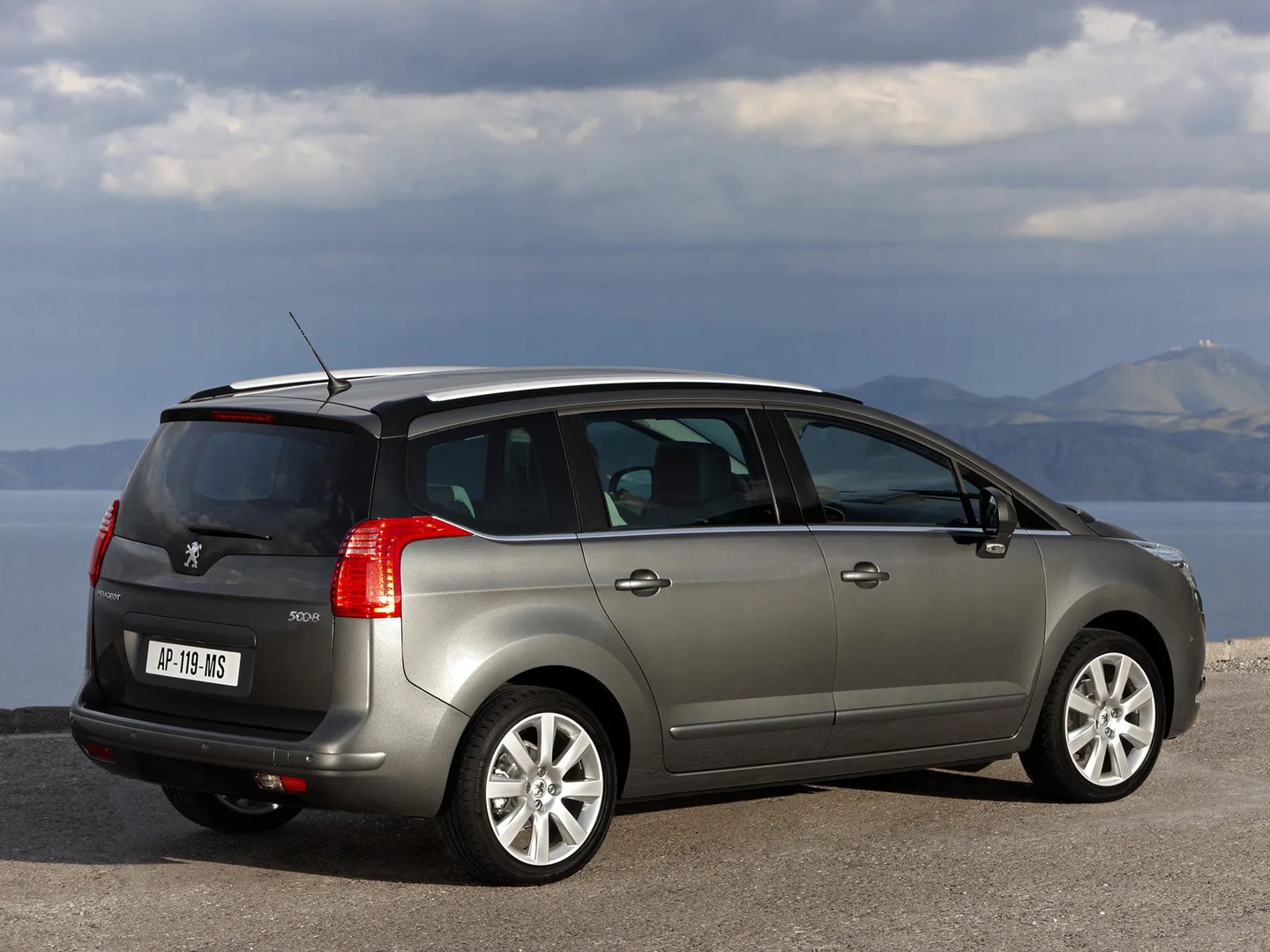 Peugeot_5008_1_generation__Compact_Van__5.jpg