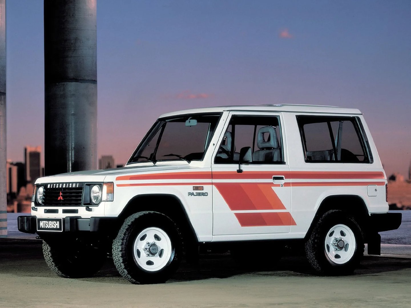 Mitsubishi_Pajero_1_generation__SUV_3-doors__6.jpg