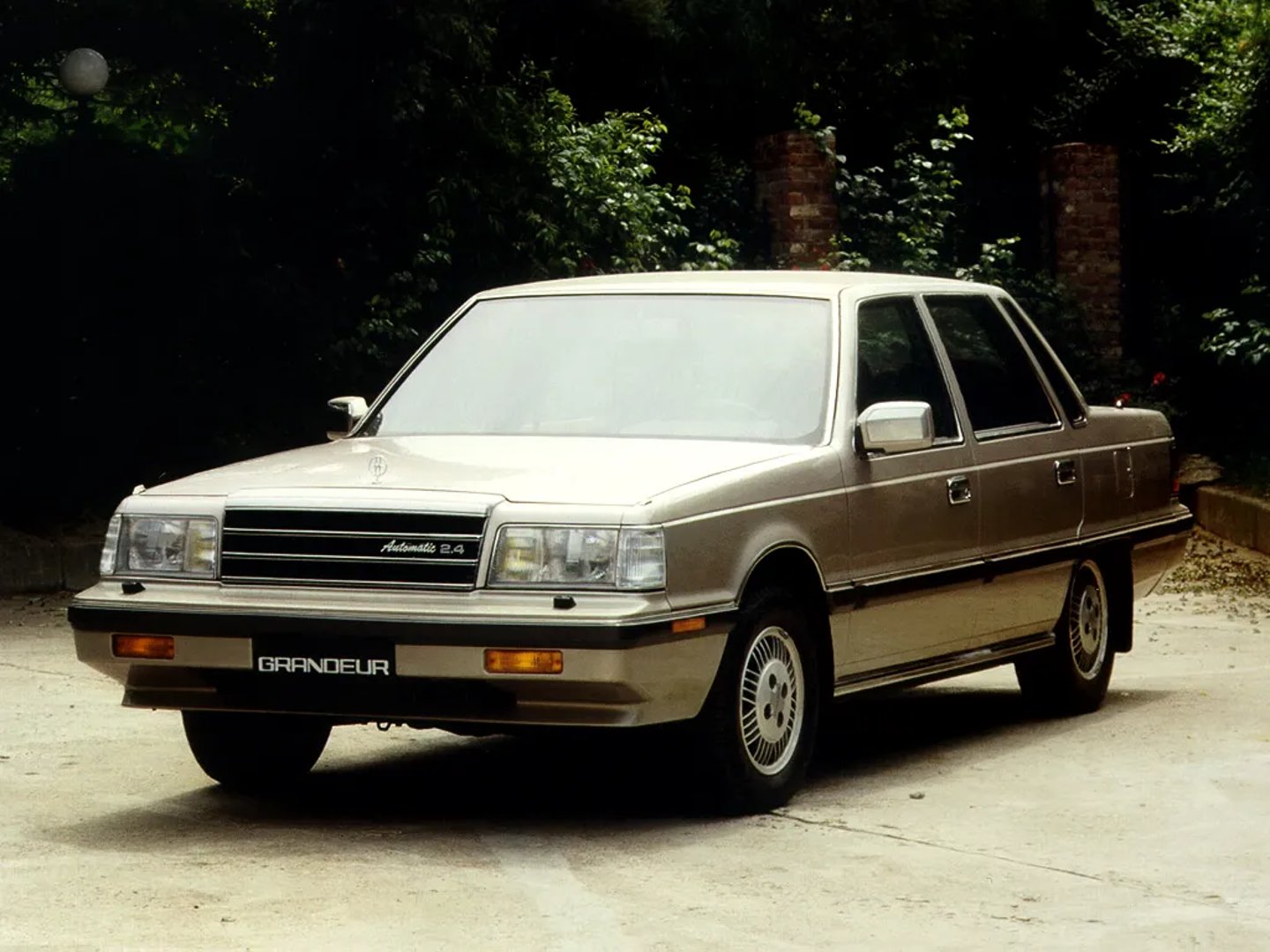 Hyundai_Grandeur_1_generation__Sedan__2.jpg