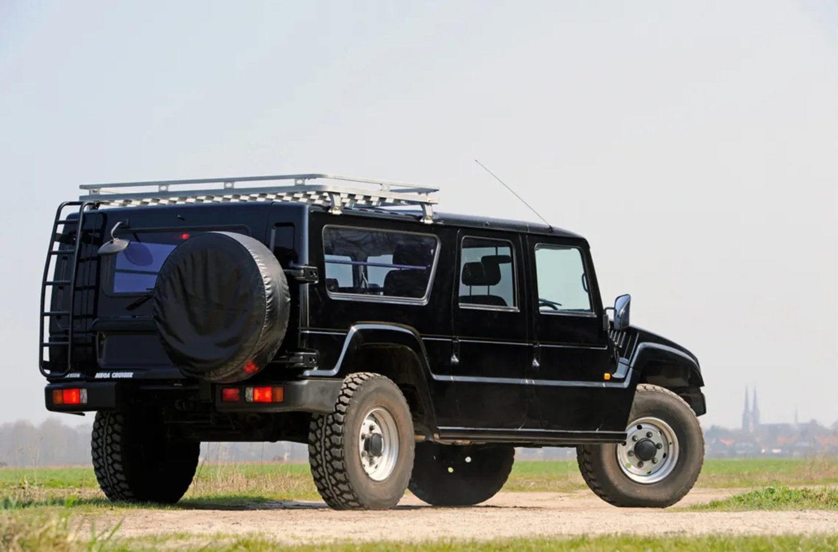 Toyota_Mega_Cruiser_1_generation__SUV_5-doors__4.jpg