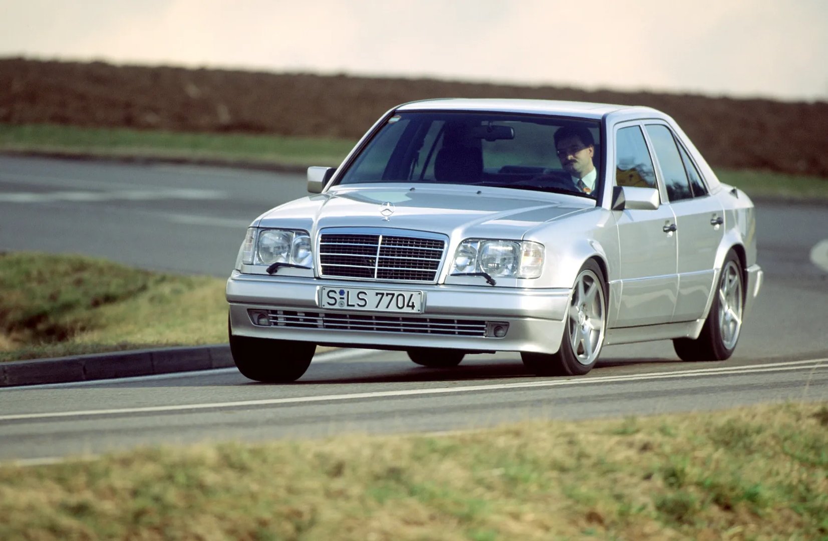 Mercedes_E-Class_1_generation_restyling__Sedan__6.jpg