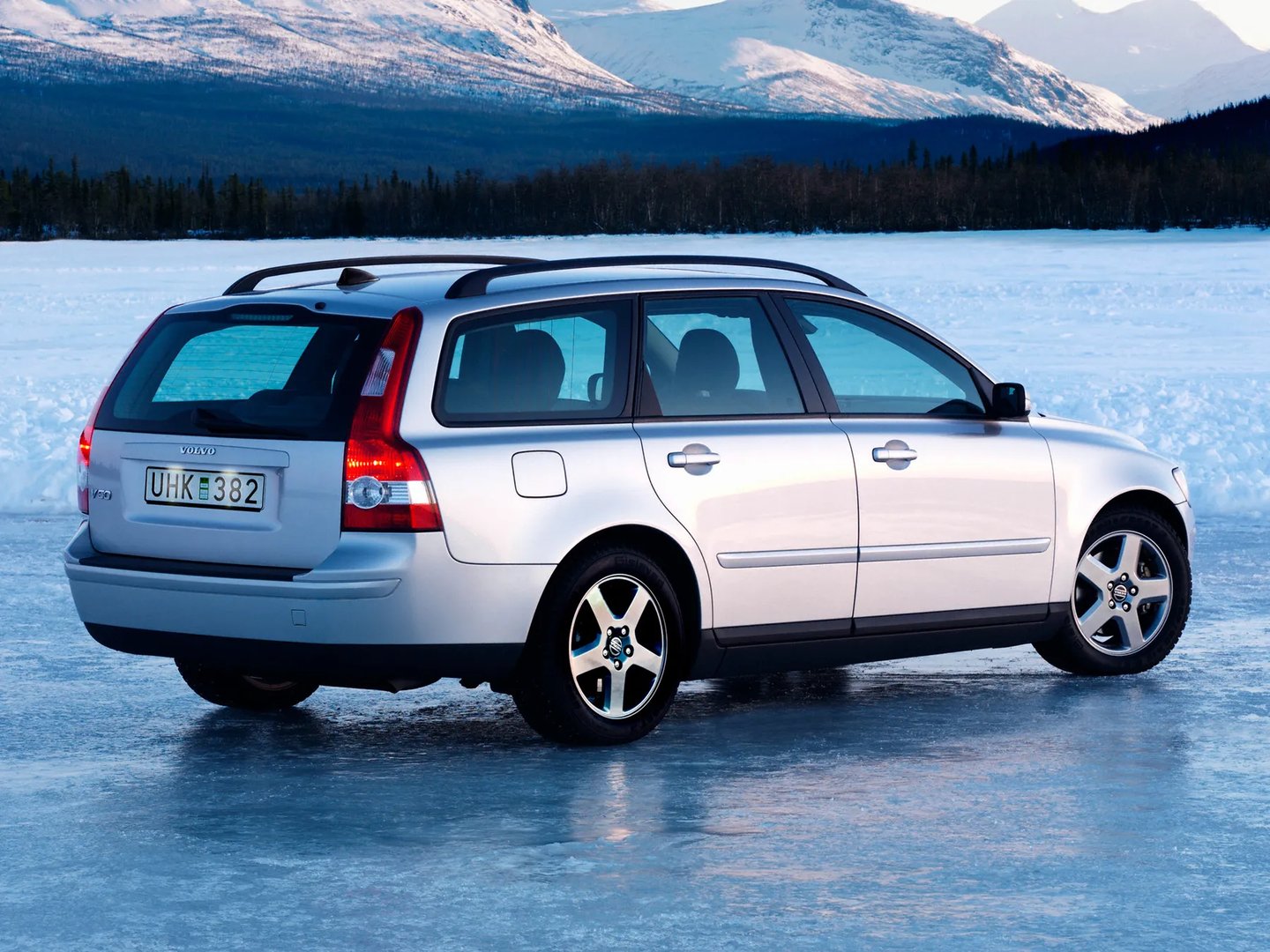 Volvo_V50_1_generation__Estate_5-door__2.jpg