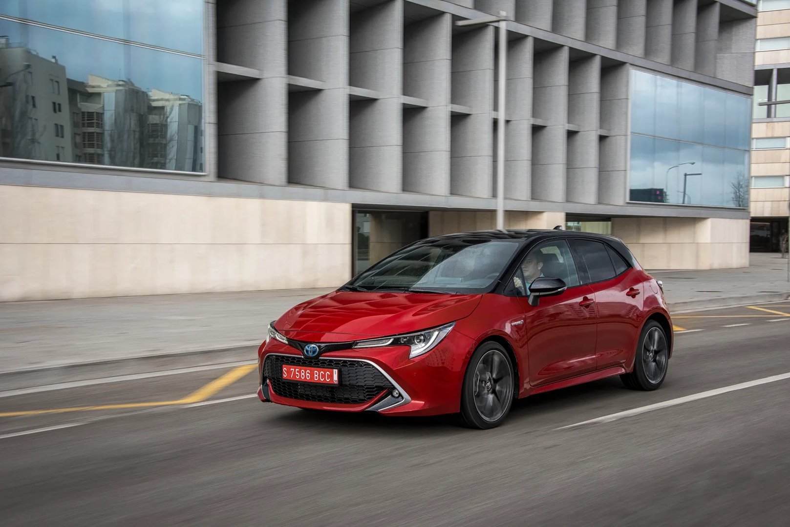 Toyota_Corolla_12_generation__Hatchback_5-door__13.jpg