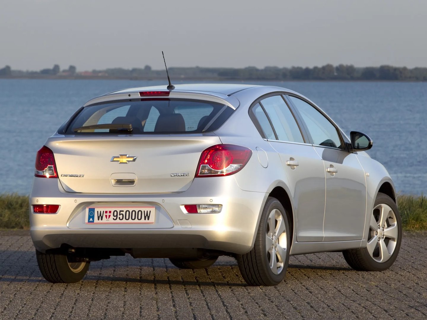 Chevrolet_Cruze_1_generation__Hatchback_5-door__8.jpg