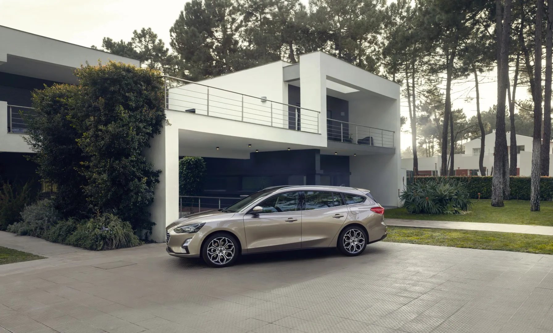 Ford_Focus_4_generation__Estate_5-door__7.jpg