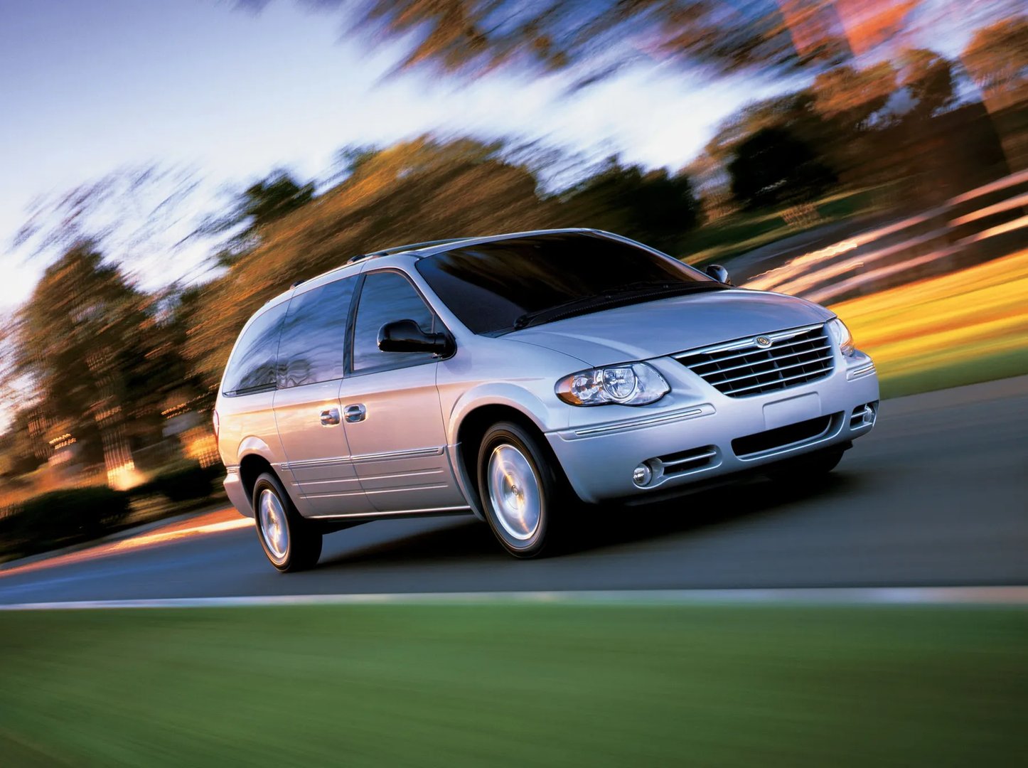 Chrysler_Town_&amp;_Country_4_generation_restyling__Minivan__2.jpg