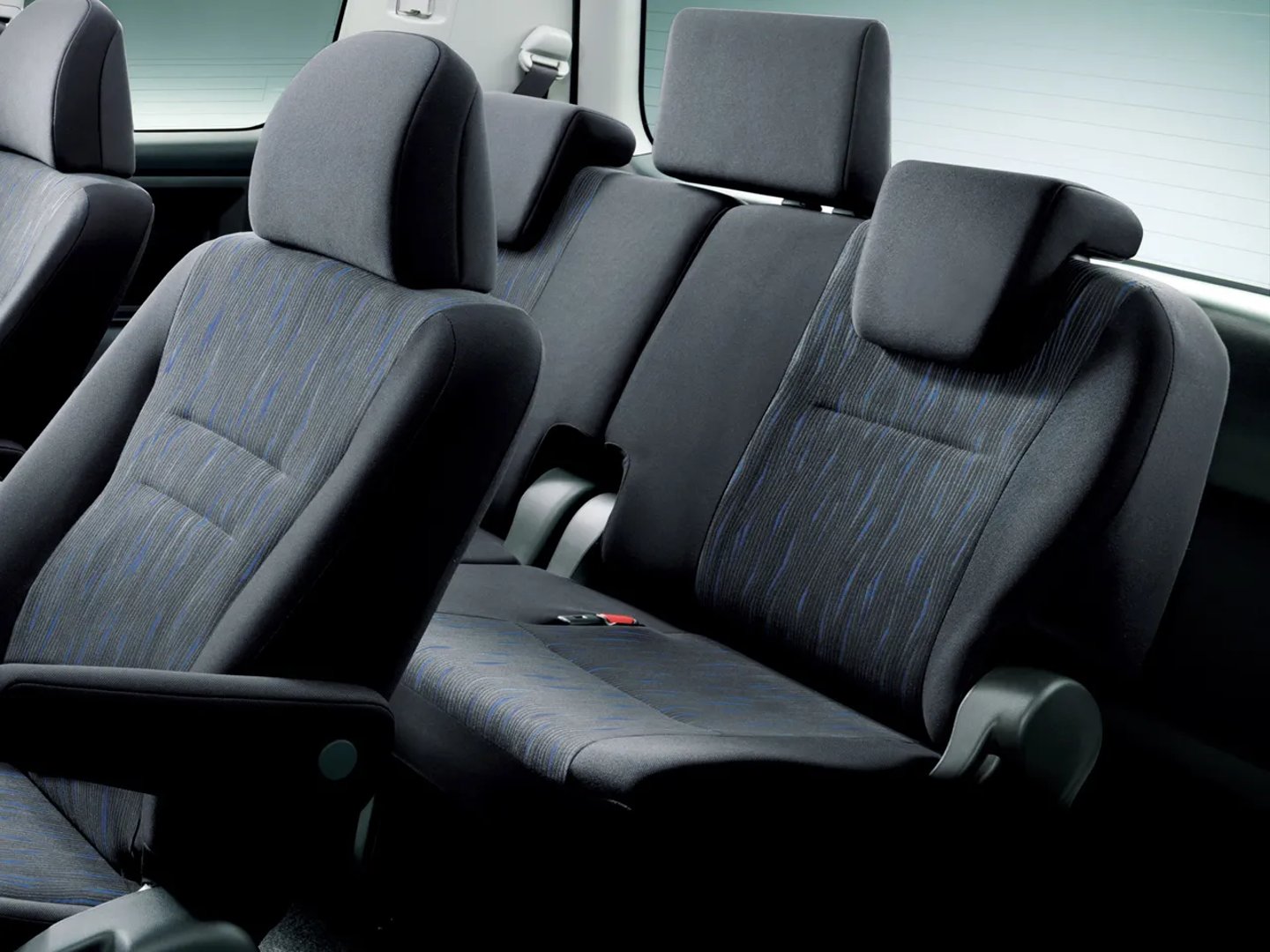 Toyota_Voxy_2_generation_restyling__Minivan__7.jpg