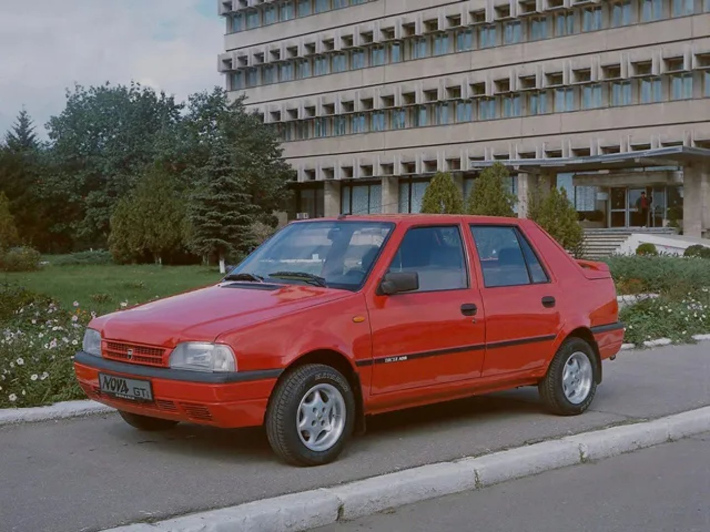 Dacia_Nova_1_generation__Liftback__1.jpg