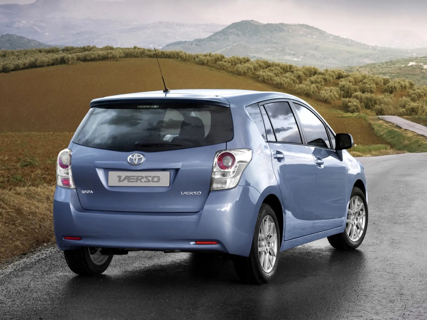 Toyota_Verso_1_generation__Compact_Van__3.jpg