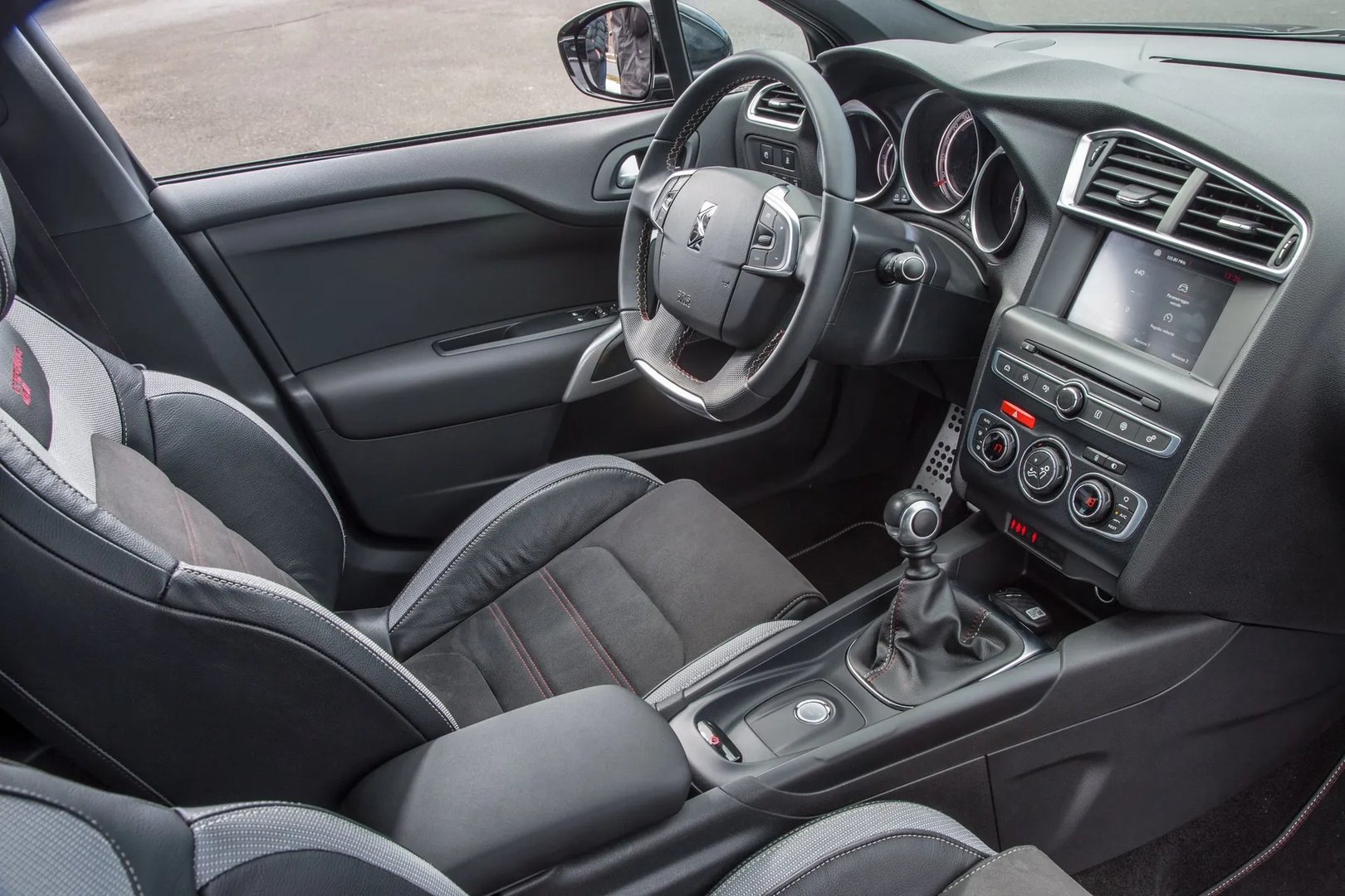 DS_4_1_generation_restyling__Hatchback_5-door__10.jpg