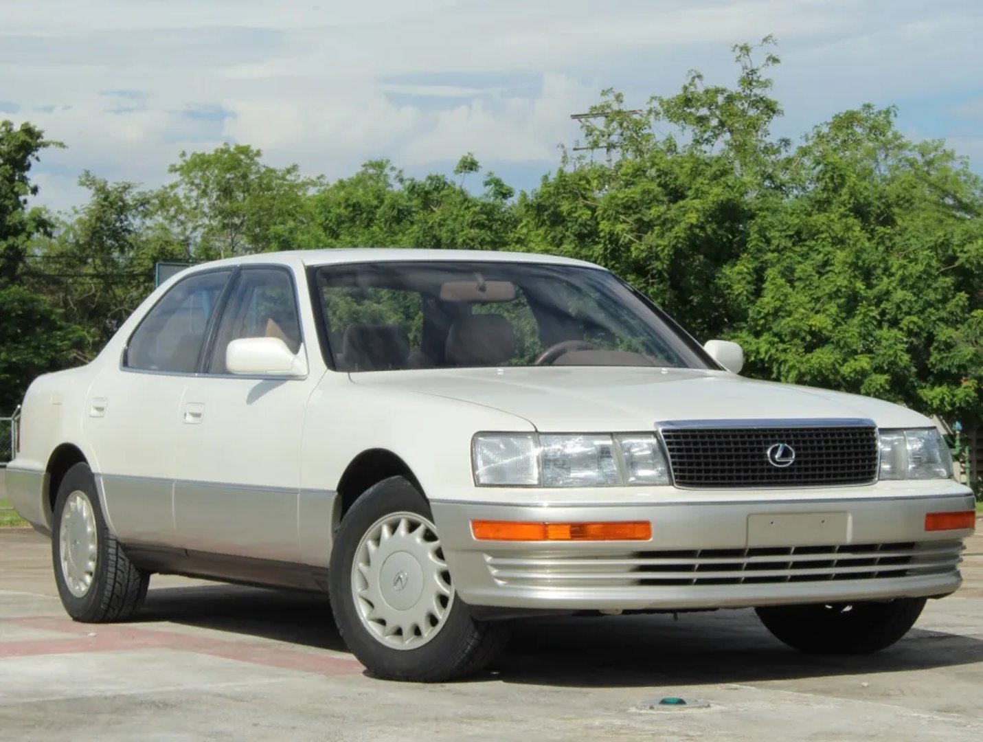 Lexus_LS_1_generation__Sedan__1.jpg