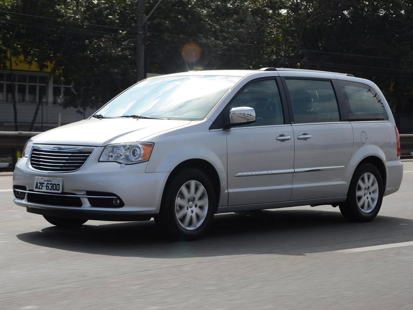 Chrysler_Town_&amp;_Country_5_generation_restyling__Minivan__4.jpg