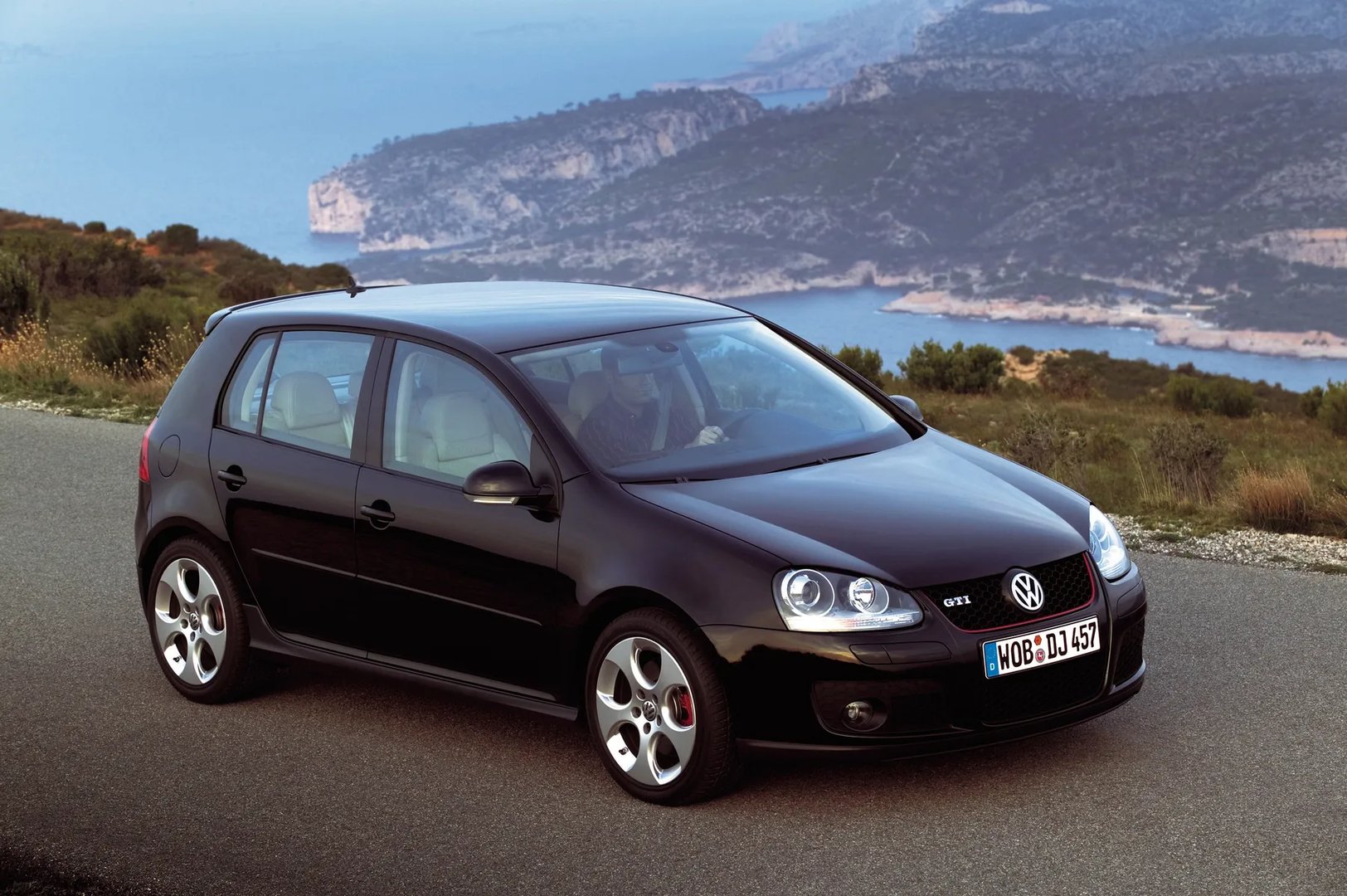 Volkswagen_Golf_GTI_5_generation__Hatchback_5-door__6.jpg