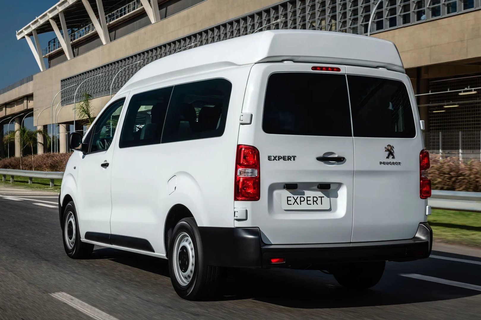 Peugeot_Expert_3_generation__Minivan__3.jpg