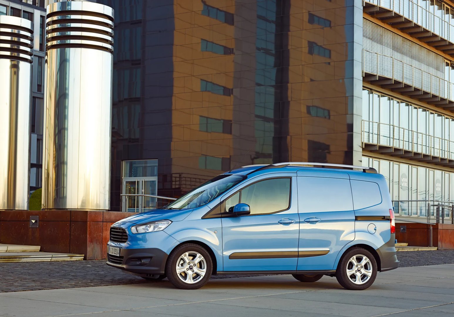 Ford_Transit_Courier_1_generation__Compact_Van__8.jpg