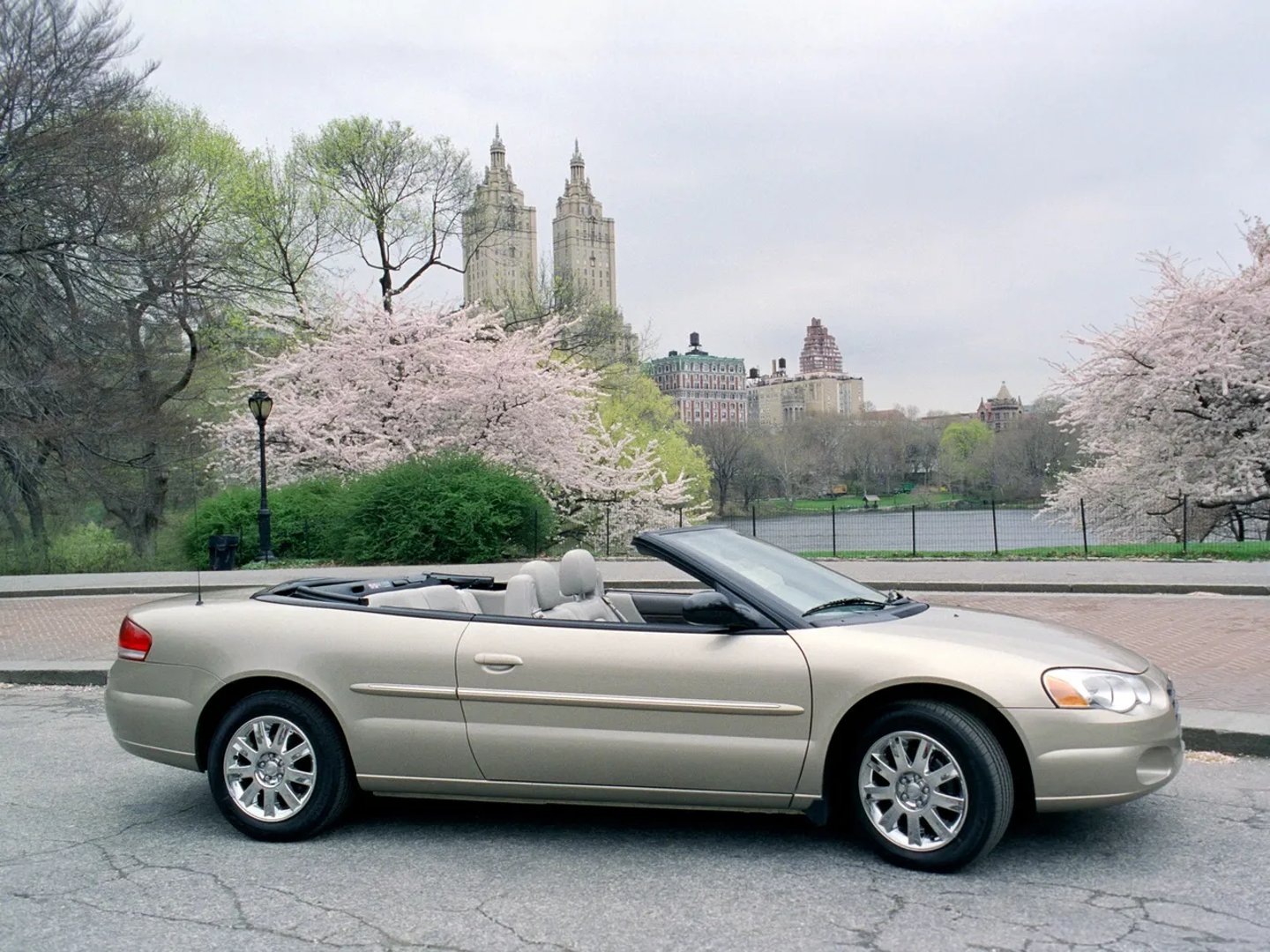 Chrysler_Sebring_2_generation_restyling__Cabrio__3.jpg