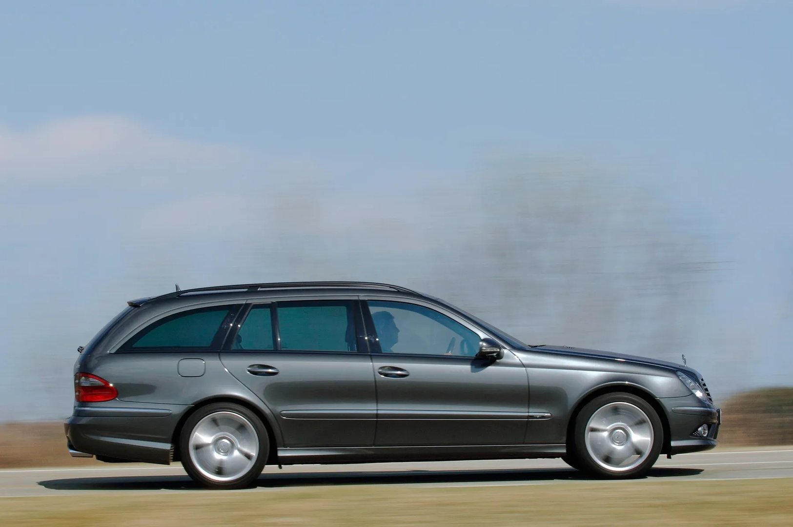 Mercedes_E-Class_3_generation_restyling__Estate_5-door__9.jpg