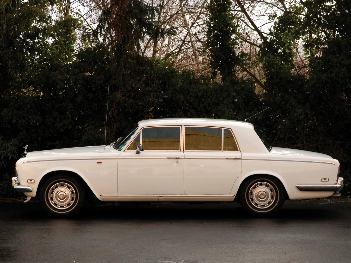 Rolls-Royce_Silver_Shadow_1_generation__Sedan__2.jpg