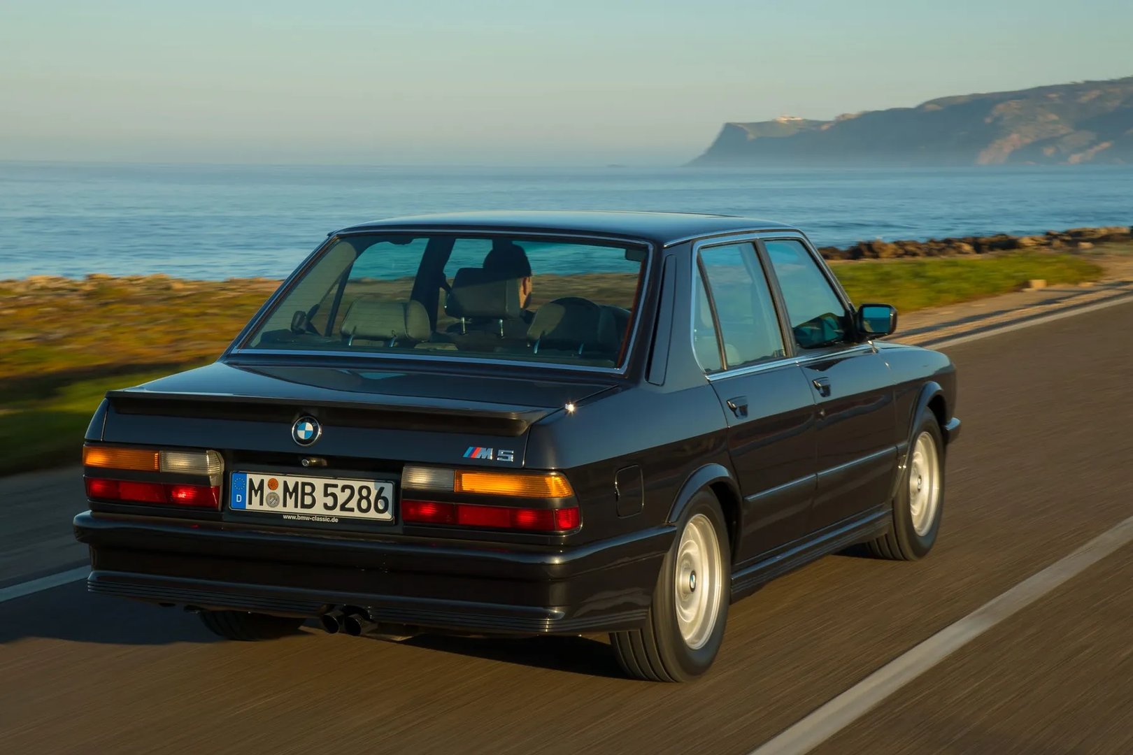 BMW_M5_1_generation__Sedan__13.jpg