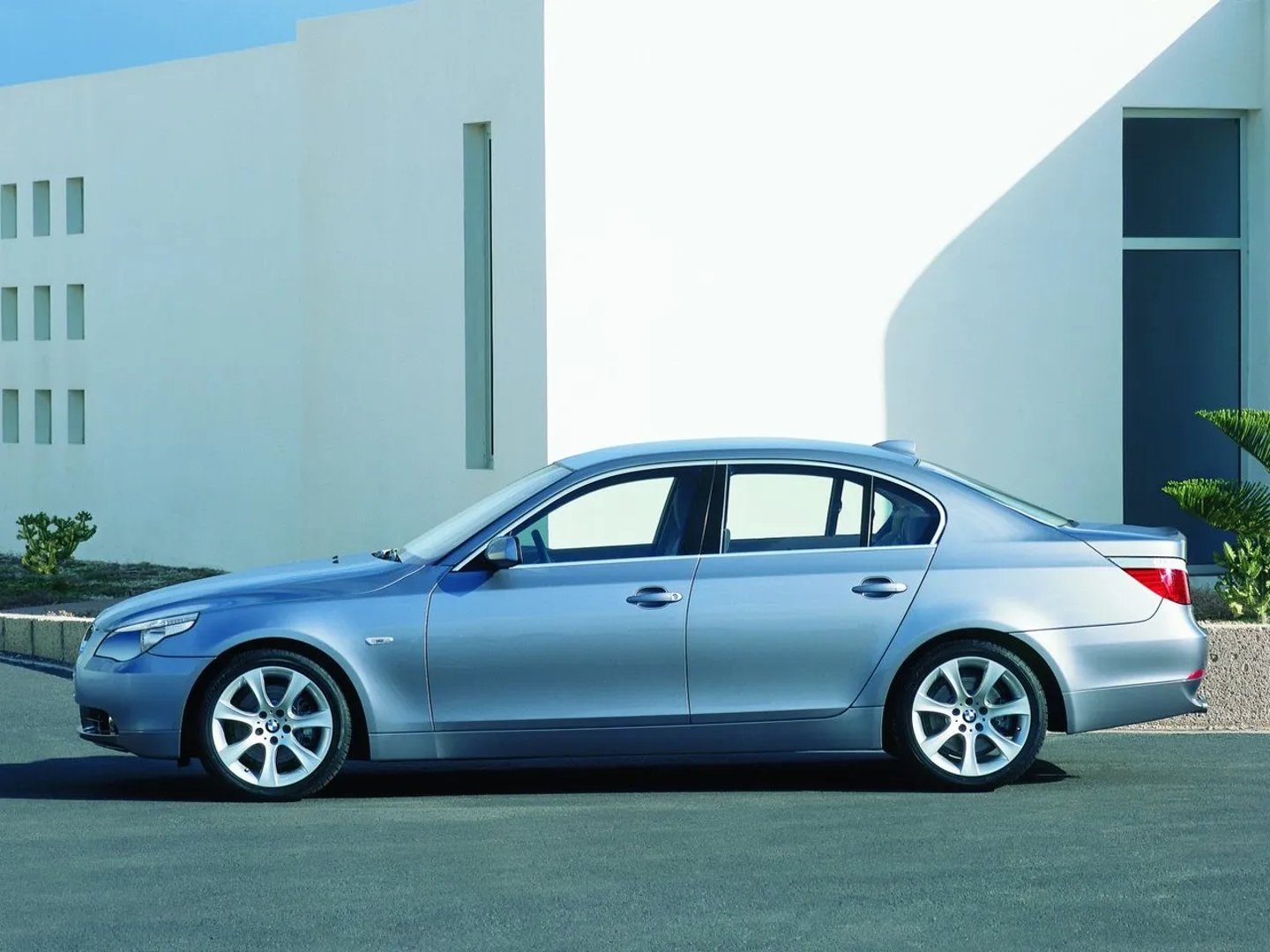 BMW_5_series_5_generation__Sedan__2.jpg
