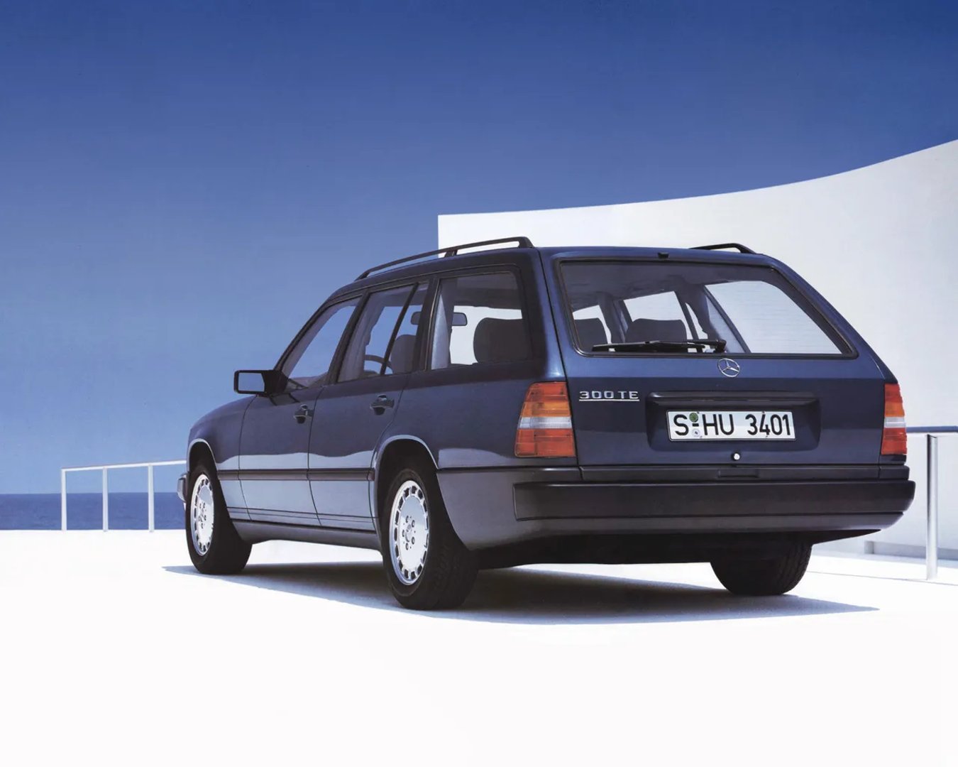 Mercedes_E-Class_1_generation__Estate_5-door__3.jpg