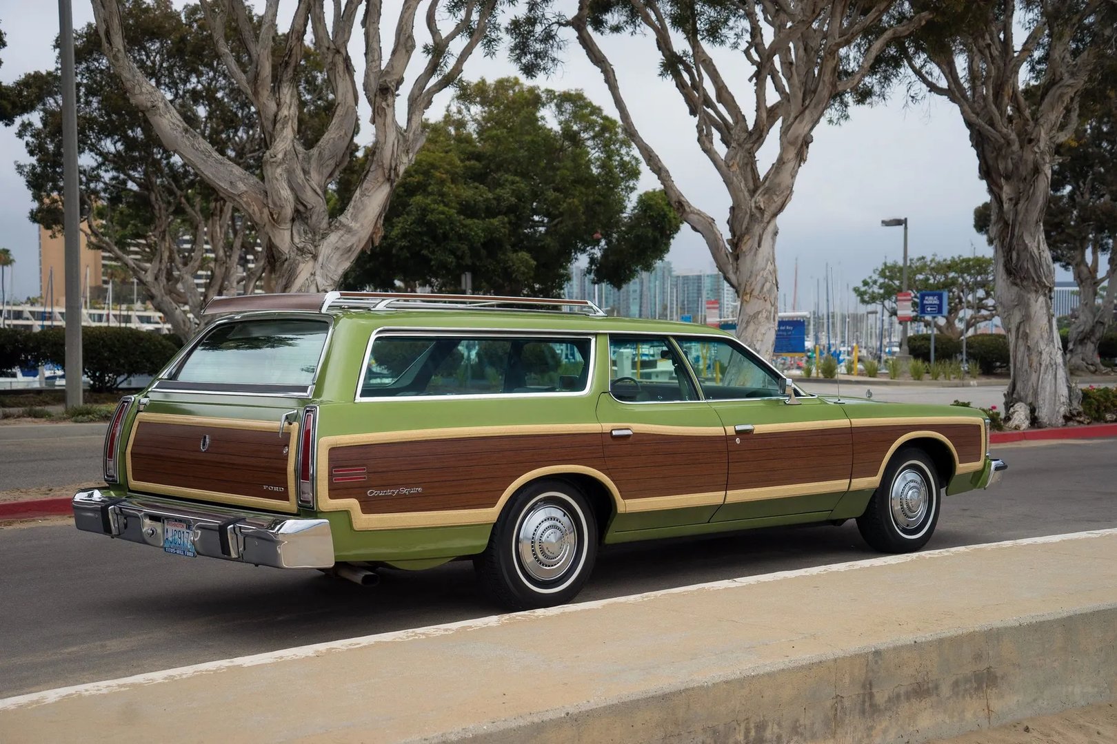 Ford_Galaxie_(USA)_4_generation__Estate_5-door__2.jpg