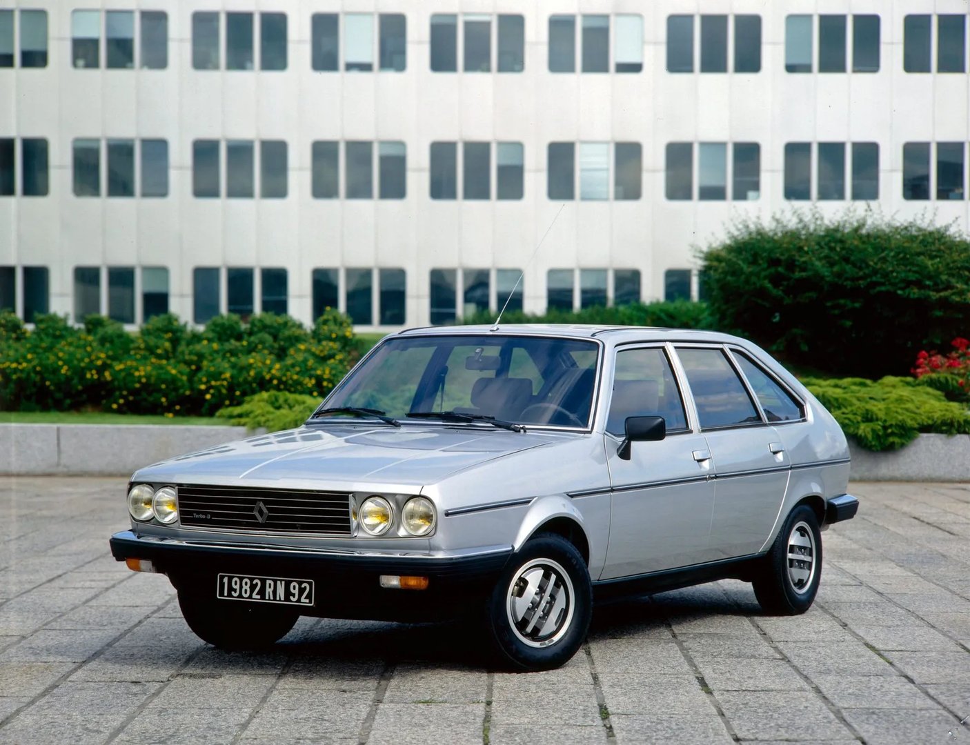 Renault_30_1_generation__Hatchback_5-door__5.jpg