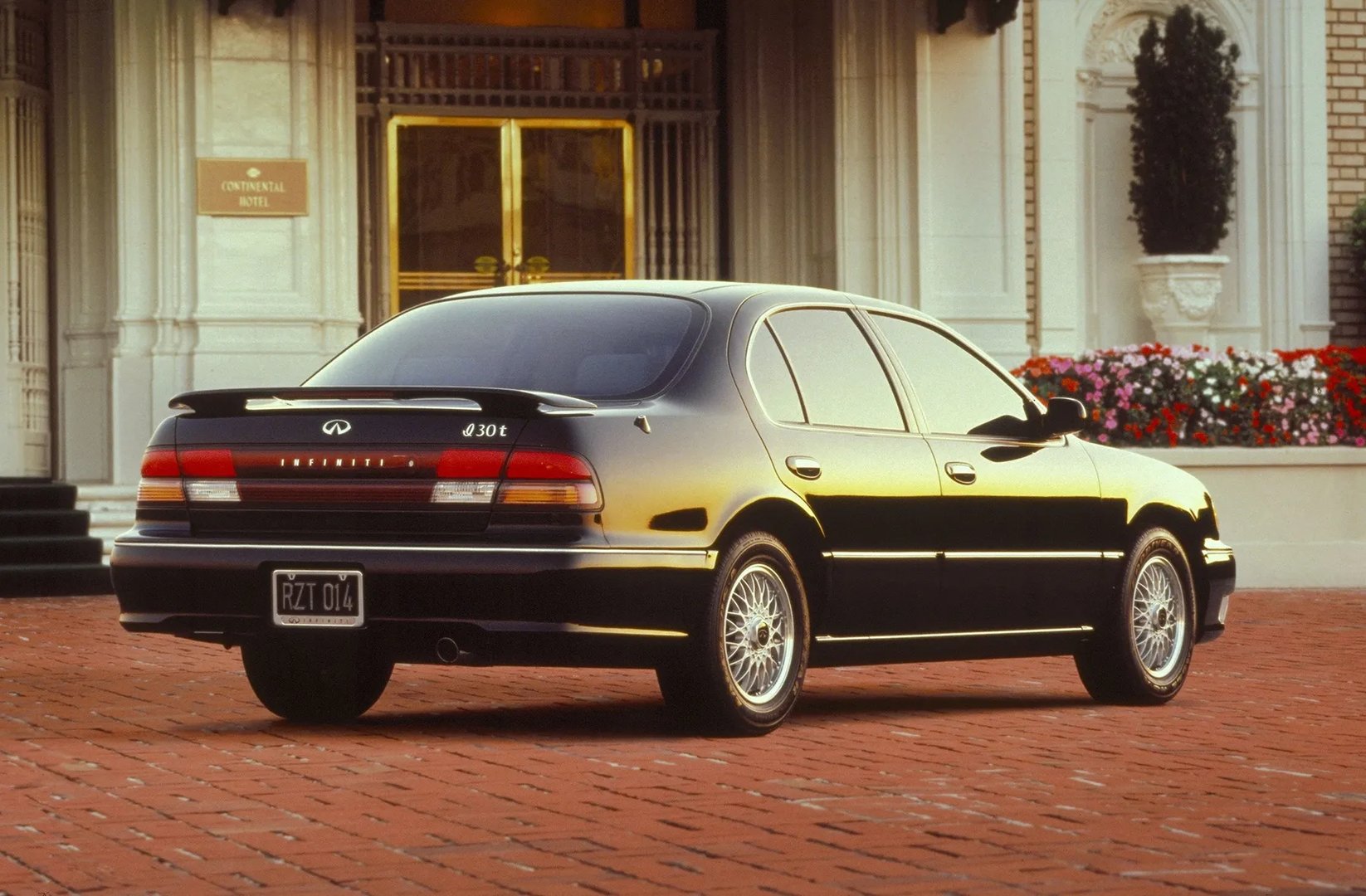 Infiniti_I_1_generation__Sedan__3.jpg