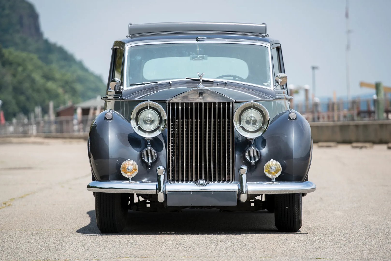 Rolls-Royce_Silver_Wraith_1_generation__Limousine__4.jpg