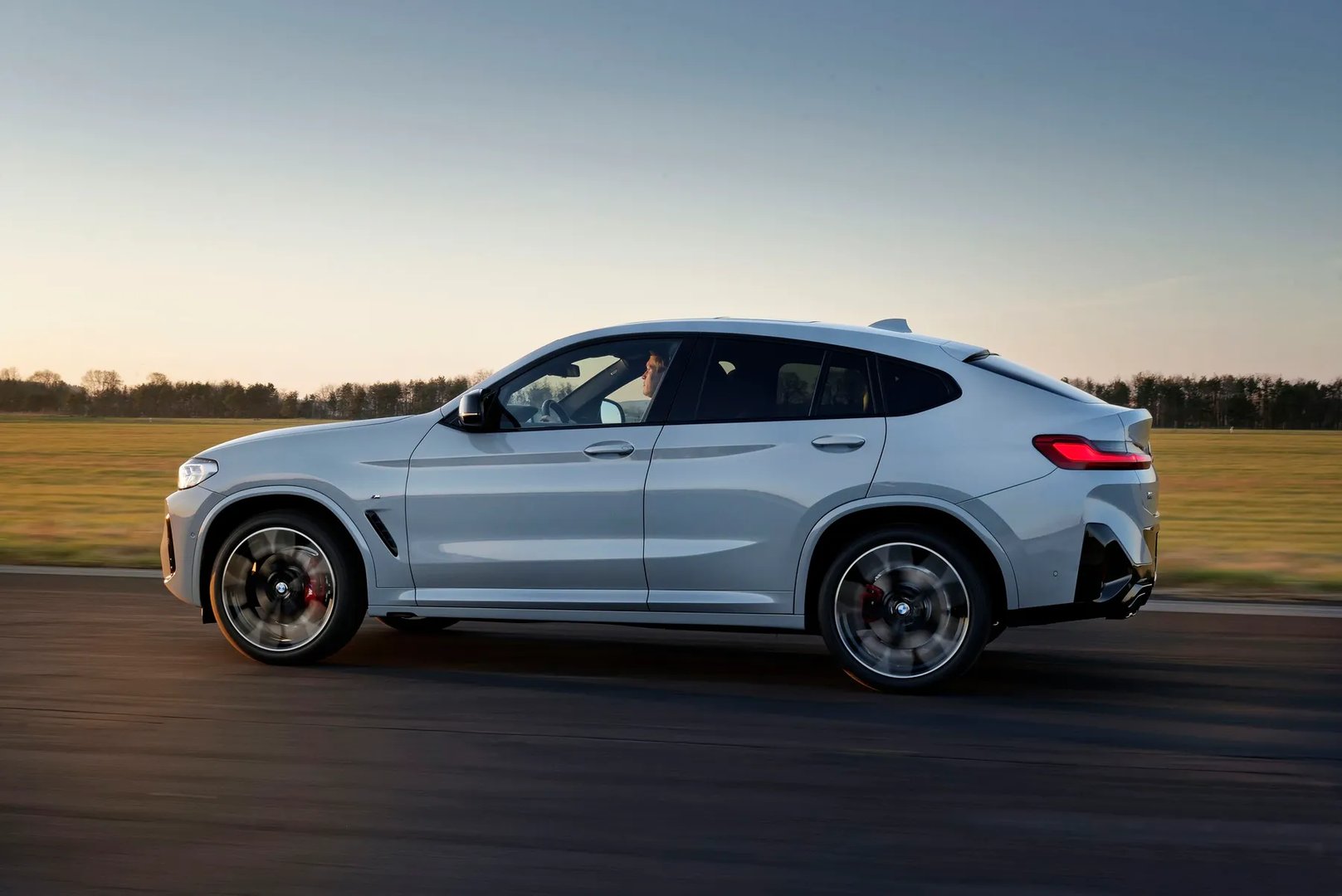 BMW_X4_M_1_generation_restyling_1__SUV_5-doors__2.jpg