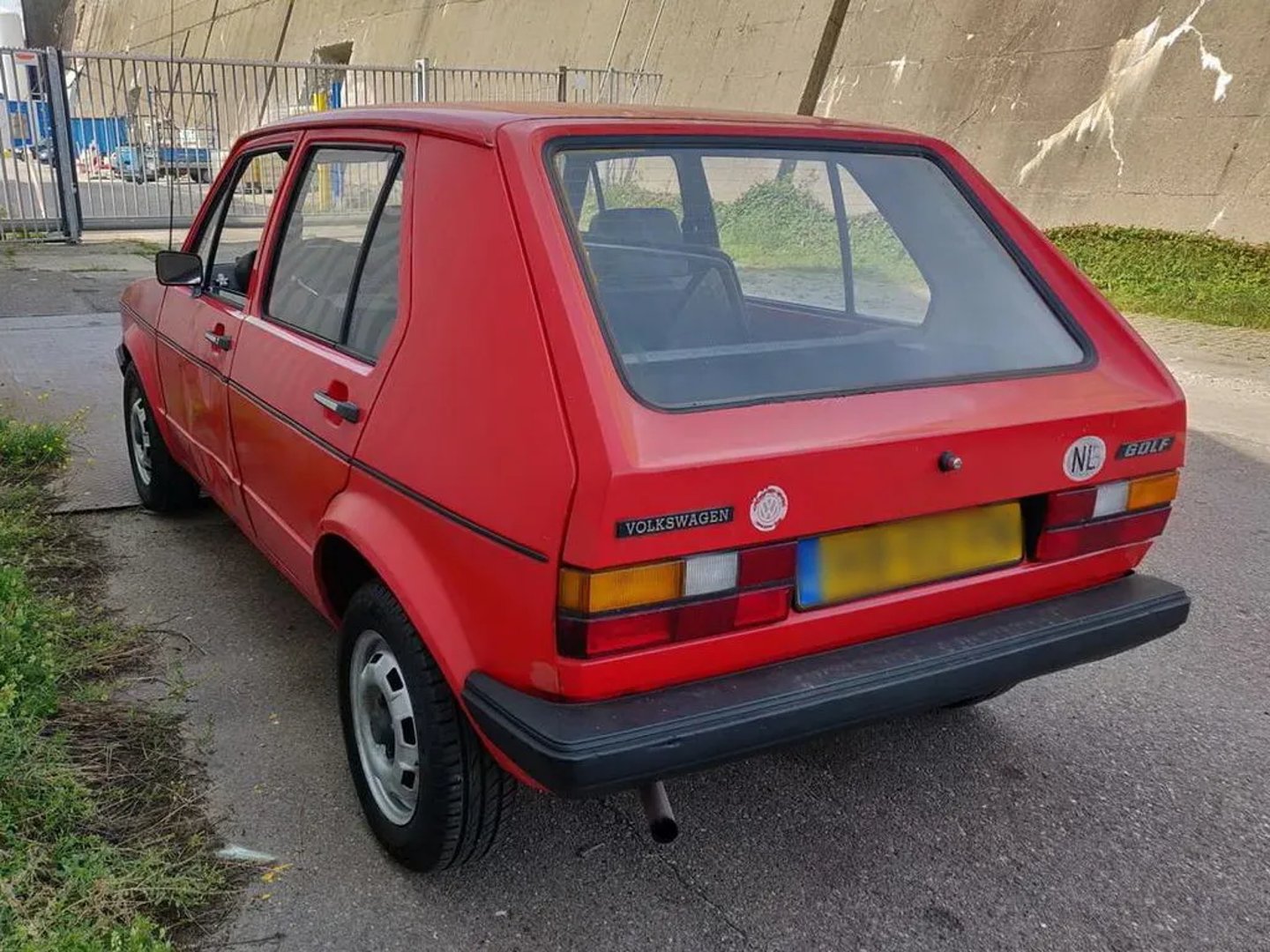 Volkswagen_Golf_1_generation_restyling_2__Hatchback_5-door__1.jpg