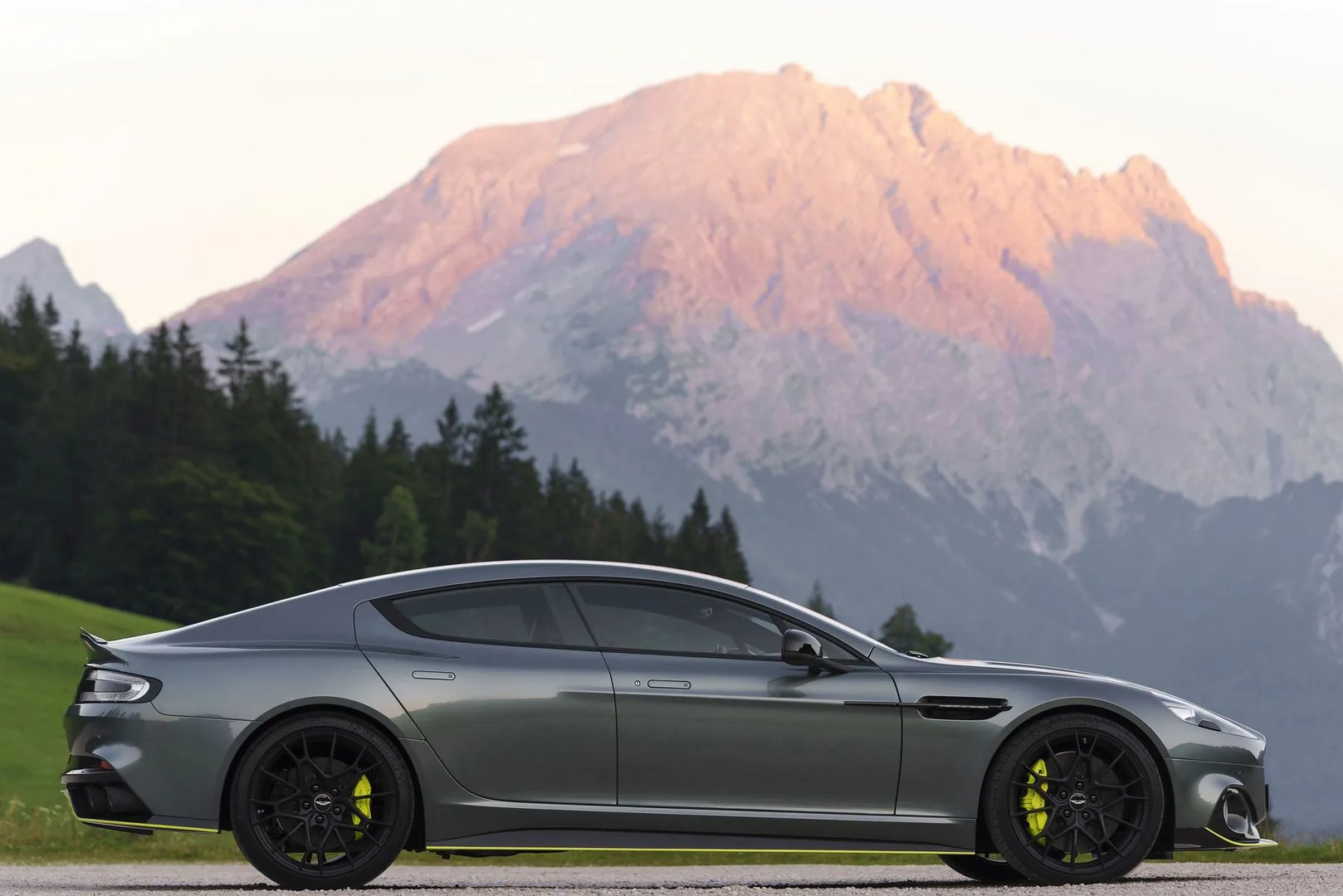 Aston Martin_Rapide_2_generation__Liftback__11.jpg