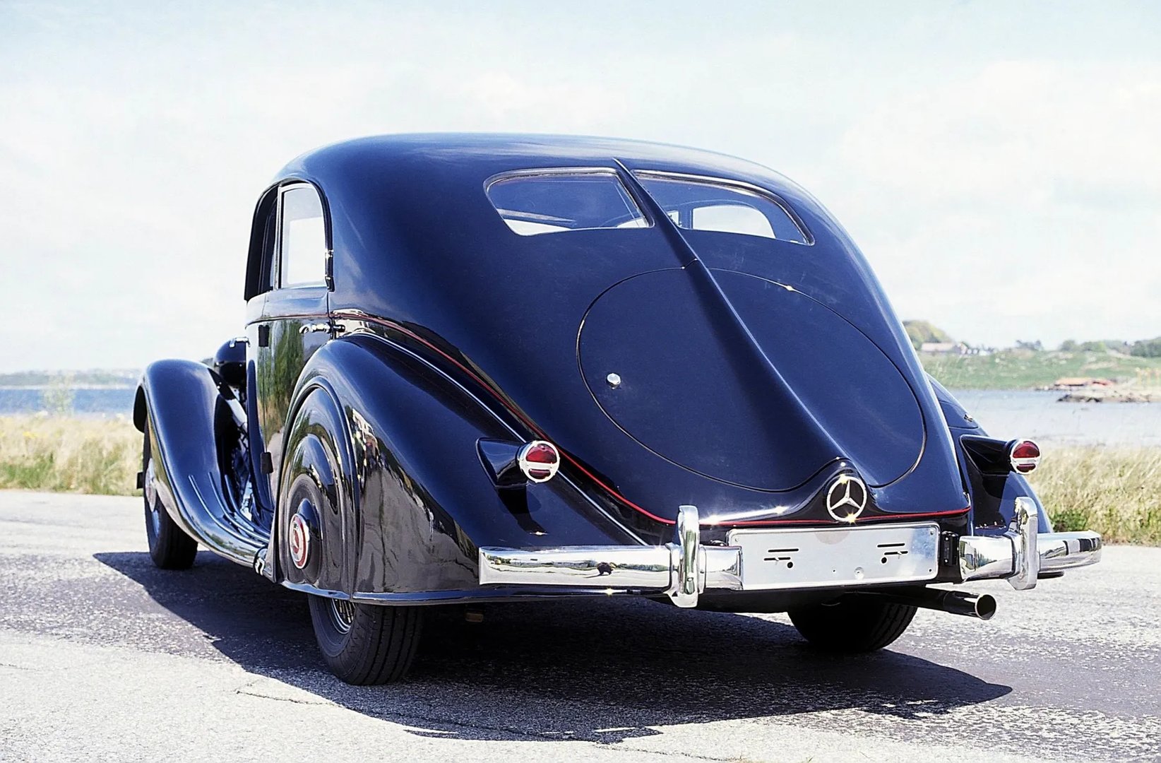 Mercedes_W142_1_generation__Sedan__2.jpg