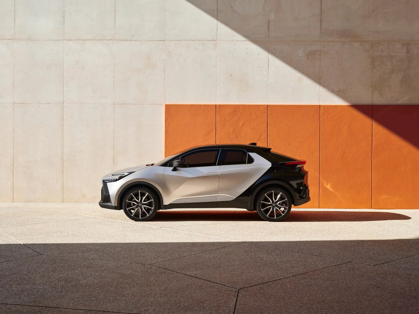 Toyota_C-HR_2_generation__SUV_5-doors__13.jpg
