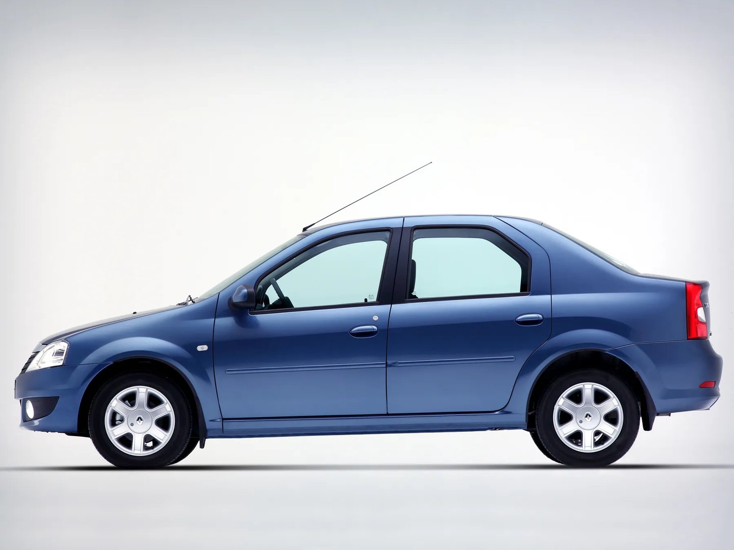 Renault_Logan_1_generation_restyling__Sedan__5.jpg