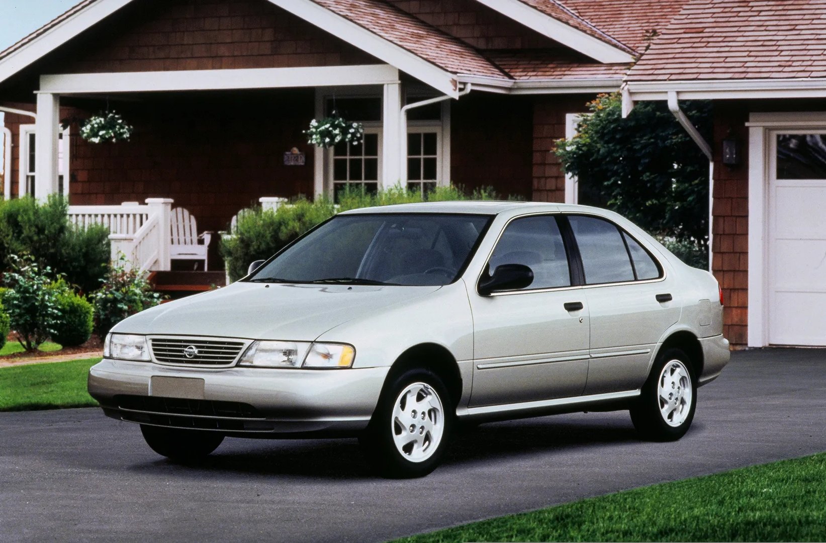 Nissan_Sentra_4_generation__Sedan__3.jpg
