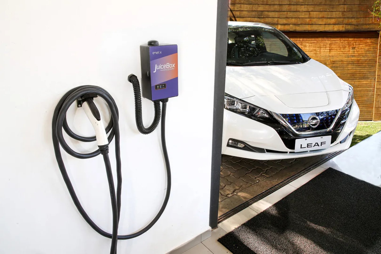 Nissan_Leaf_2_generation__Hatchback_5-door__12.jpg
