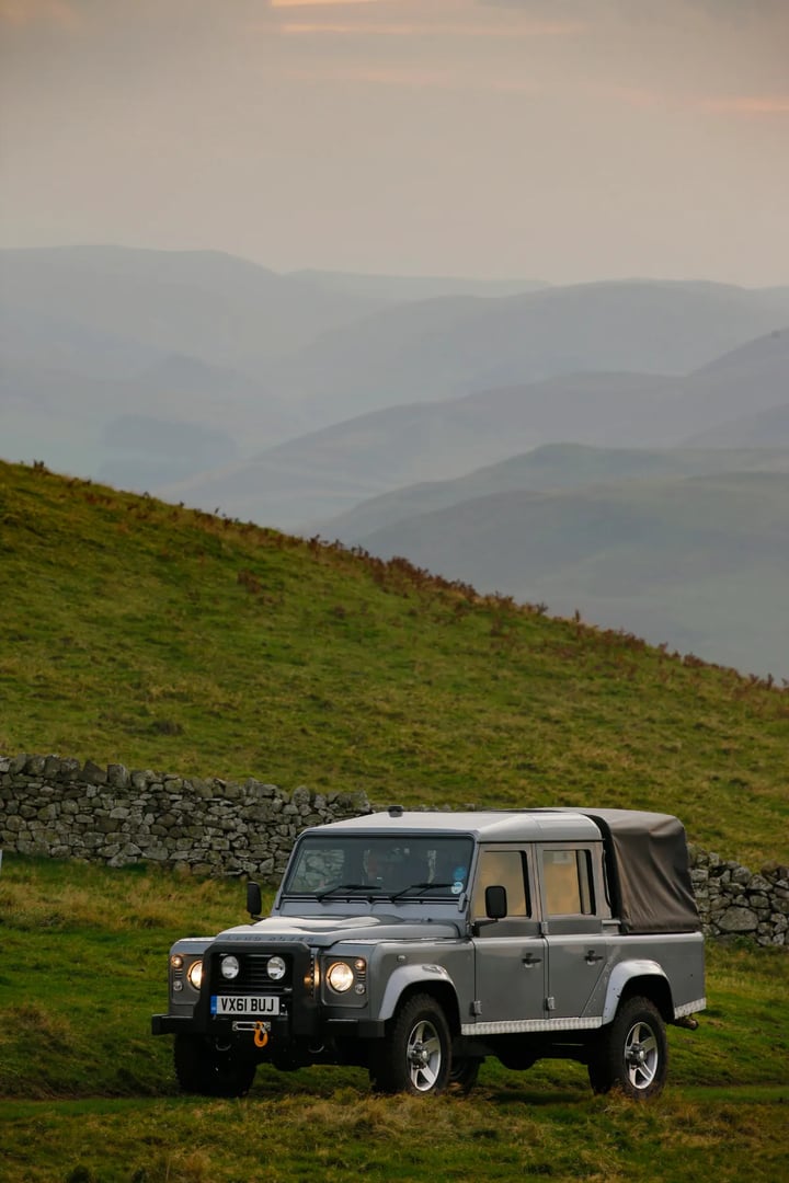 Land Rover_Defender_1_generation_restyling__SUV_5-doors__6.jpg