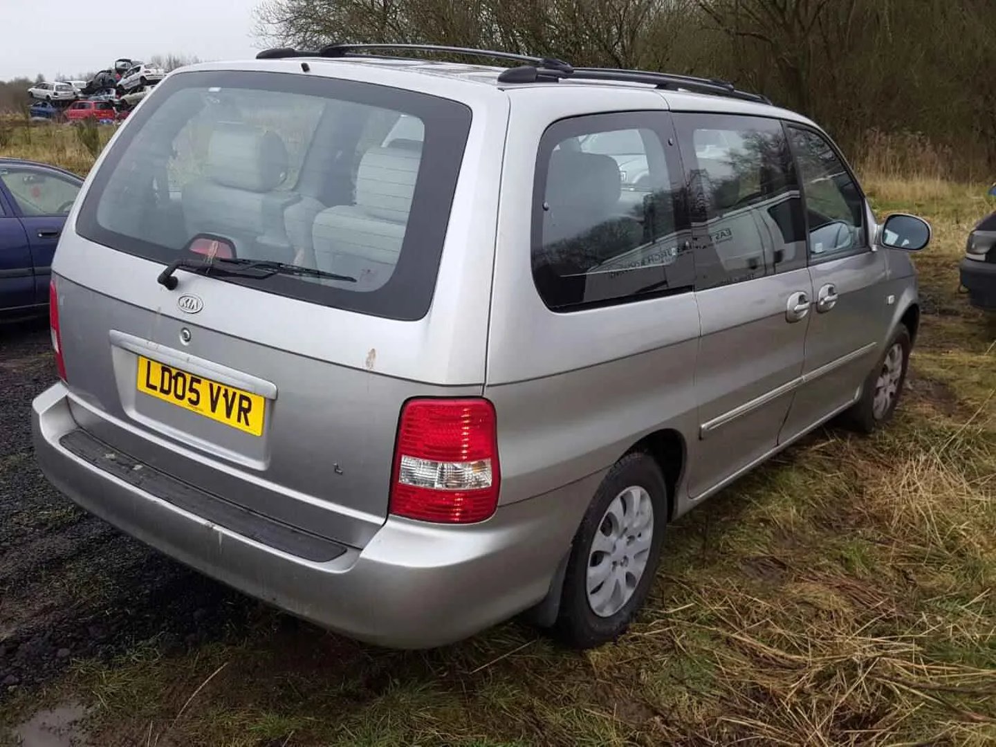 Kia_Carnival_1_generation__Minivan__2.jpg