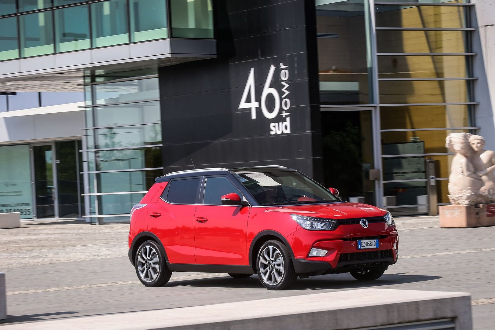 ssangyong_Tivoli_1_generation__SUV_5-doors__2.jpg