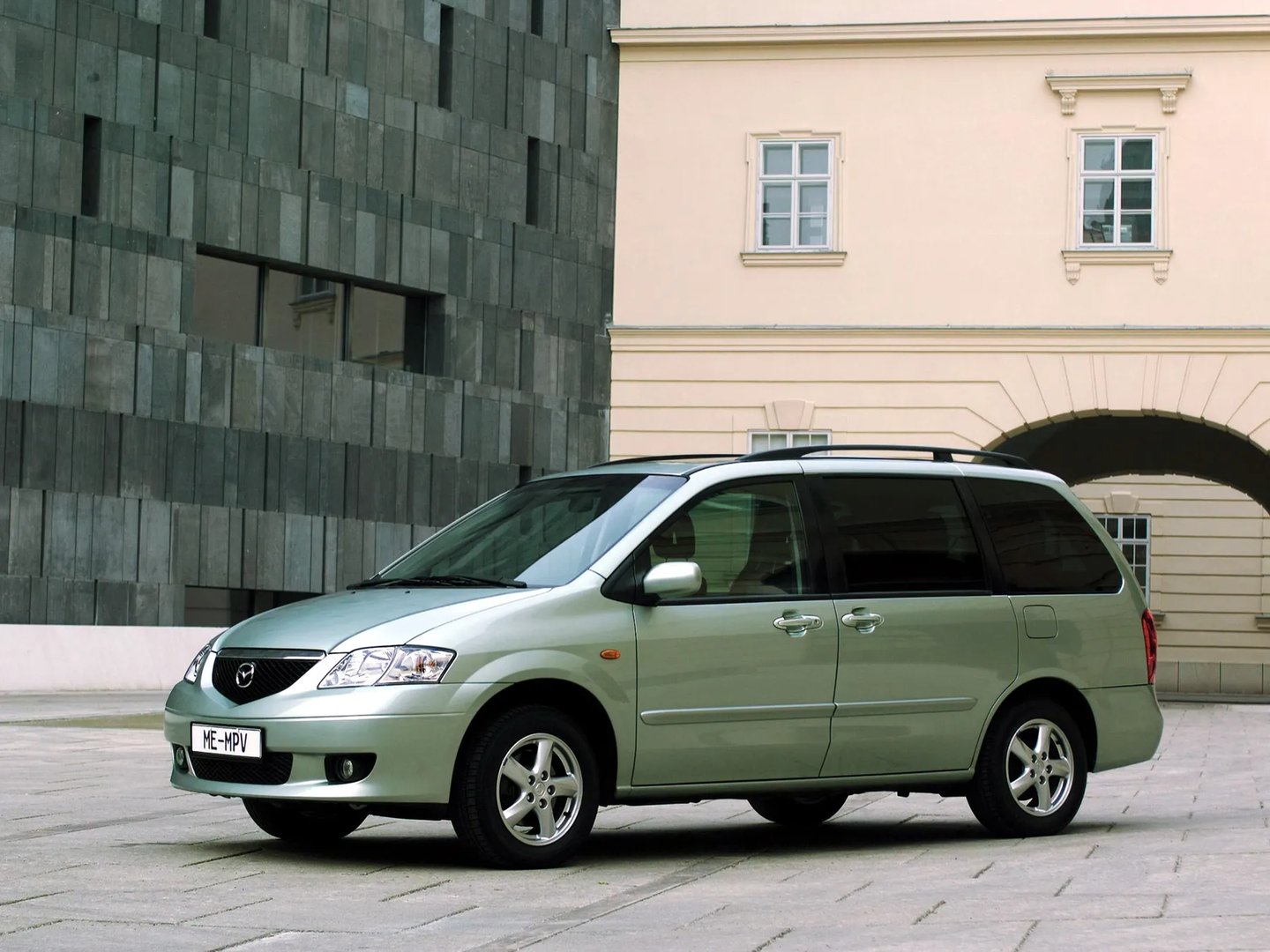 Mazda_MPV_2_generation__Compact_Van__2.jpg
