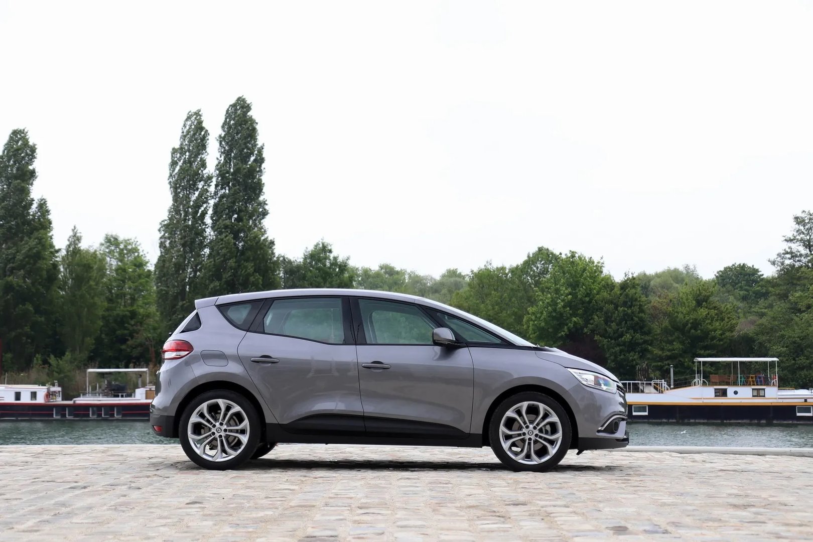 Renault_Scenic_4_generation__Compact_Van__9.jpg