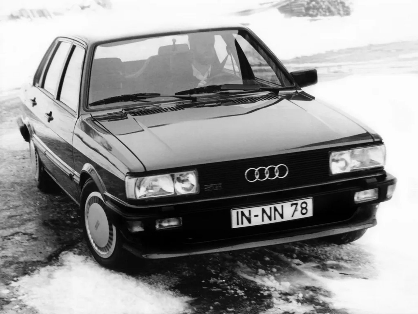 Audi_80_2_generation_restyling_1__Sedan__2.jpg