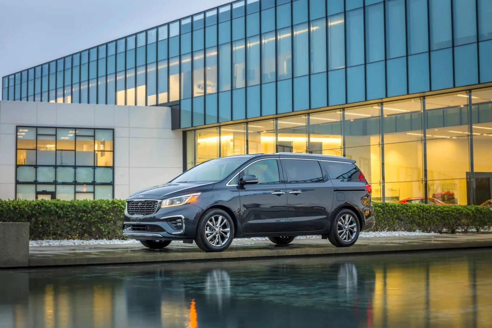 Kia_Sedona_3_generation__Minivan__3.jpg