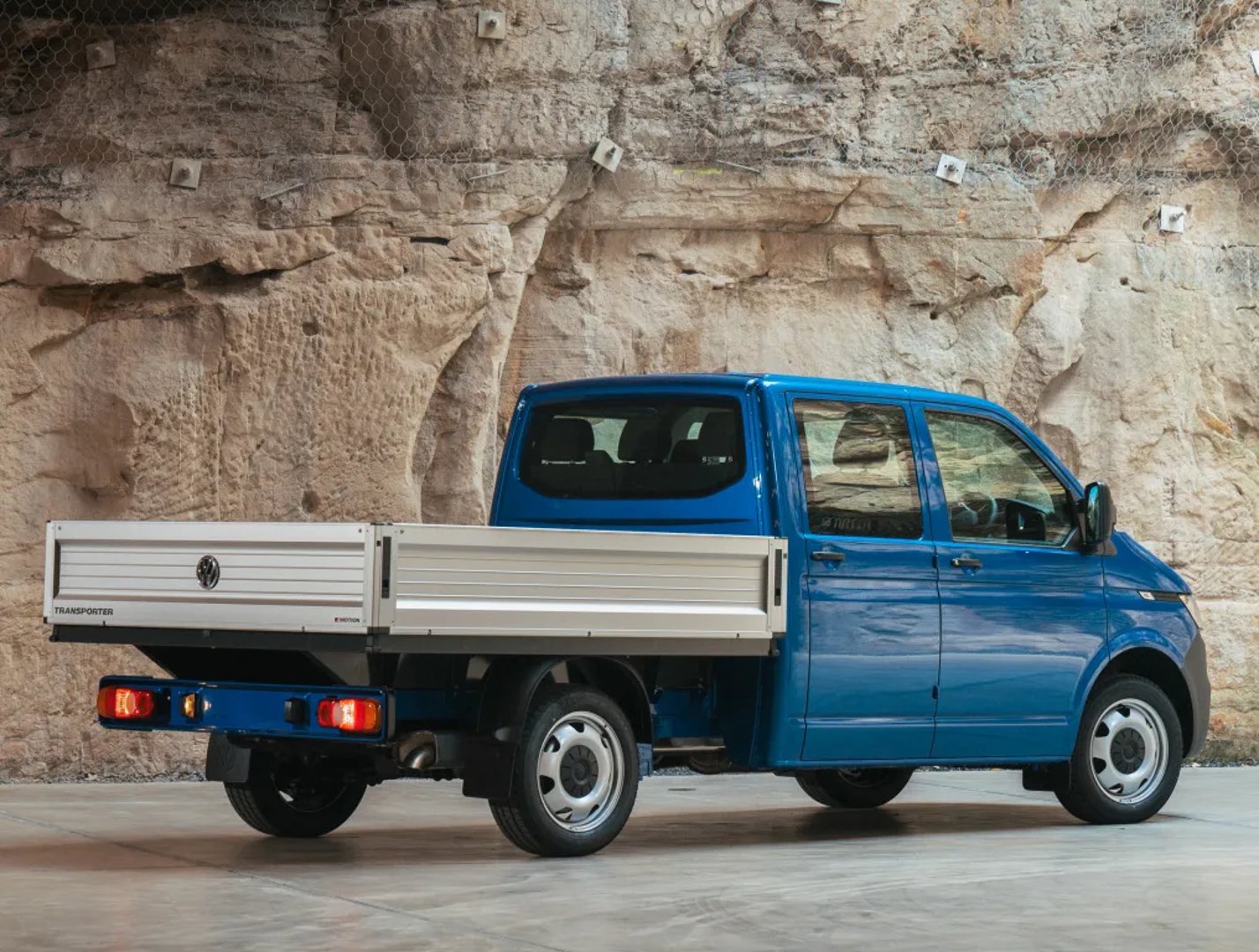Volkswagen_Transporter_6_generation_restyling__Pickup_double-cab__2.jpg