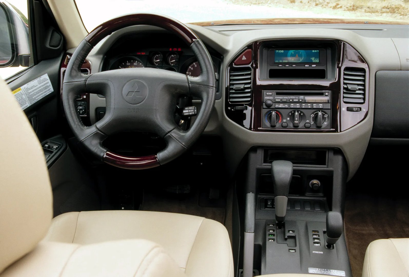 Mitsubishi_Montero_3_generation__SUV_5-doors__11.jpg