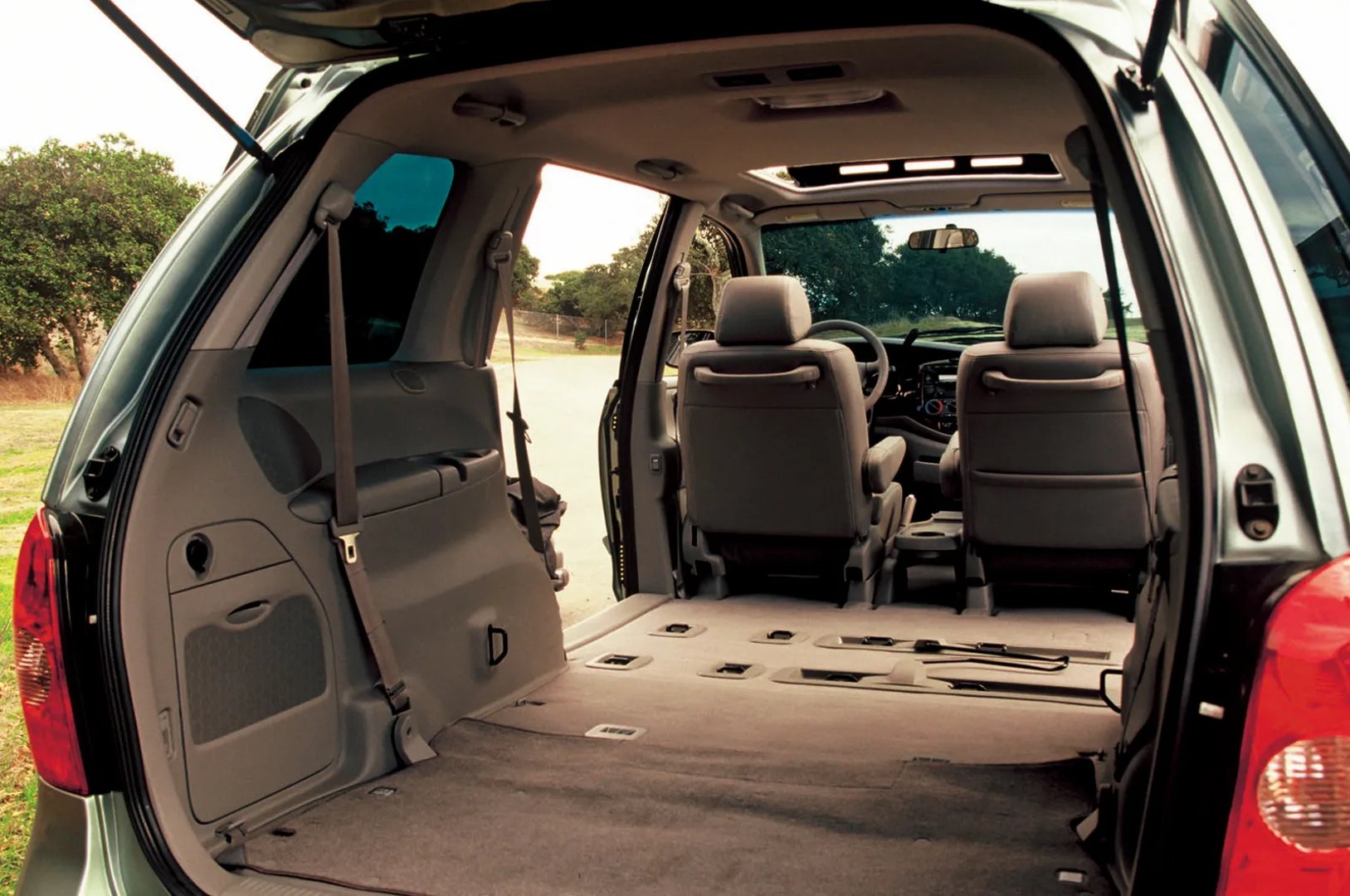 Mazda_MPV_2_generation__Compact_Van__11.jpg