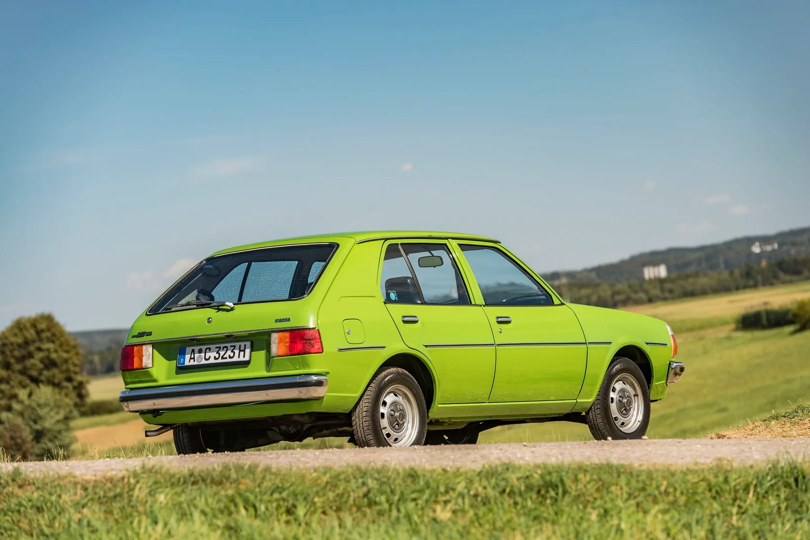Mazda_323_Lantis_1_generation__Hatchback_5-door__2.jpg